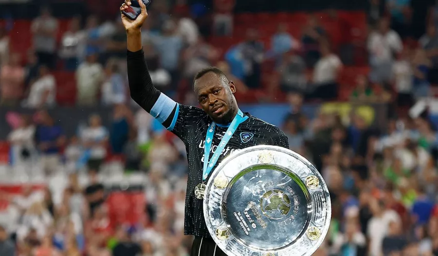 El día que Usain Bolt fue futbolista y levantó un título