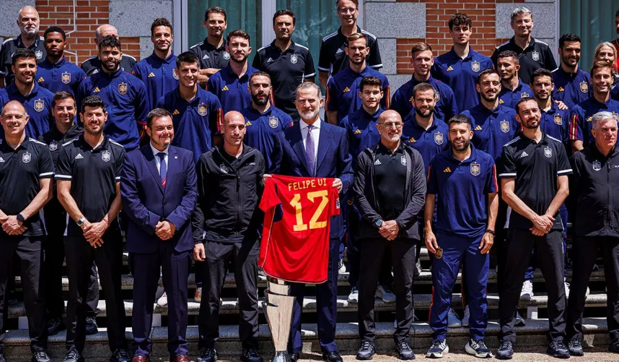 El Rey de España ya cargó la Copa de la Nations League