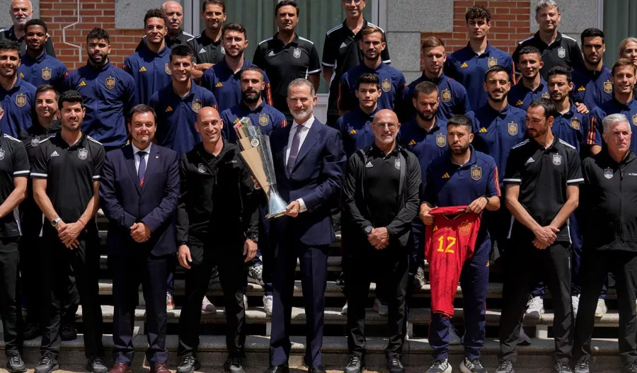 El Rey de España ya cargó la Copa de la Nations League