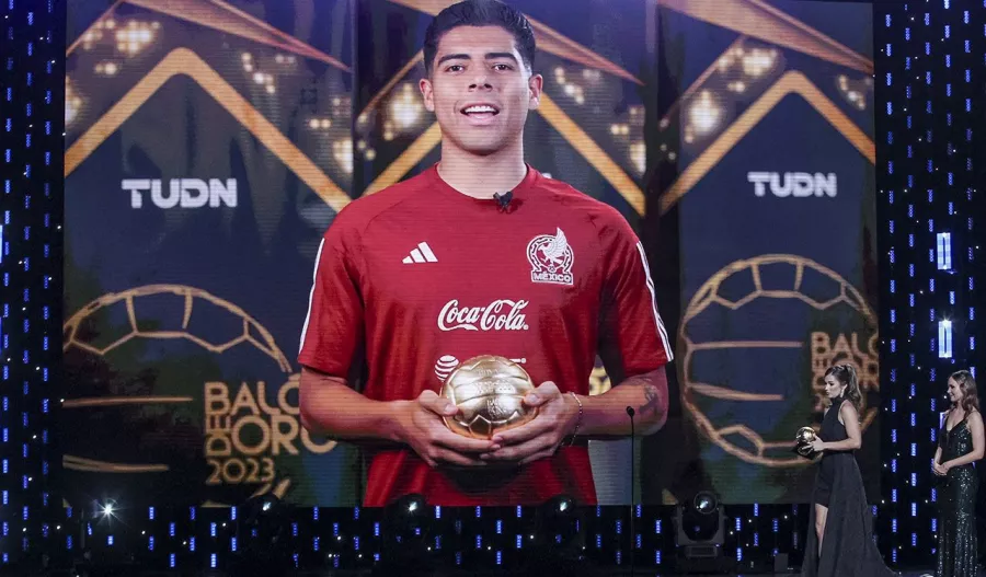Balón de Oro al central del año: Víctor Guzmán (Monterrey)