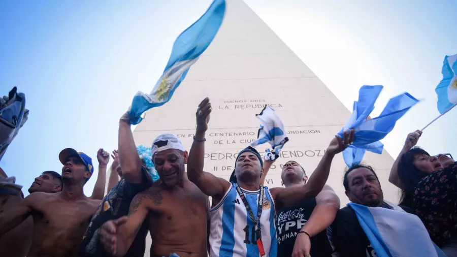 El Mundial es diferente a todo, por cómo se vive, por la experiencia, cada país lo vive a su manera y Argentina es una locura hermosa y eso hace que sea tan especial, es un mes donde se paraliza el país.