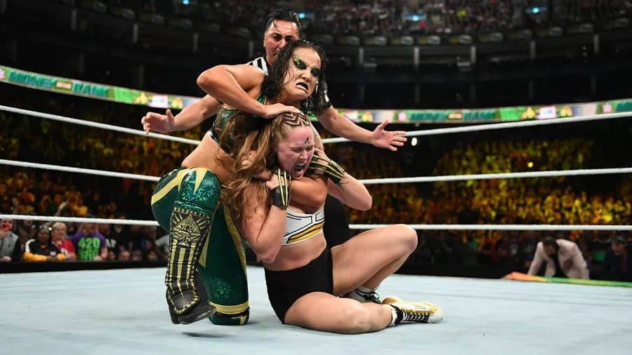 Nadie esperaba el ataque por parte de Shayna Baszler hacia su gran amiga Ronda Rousey