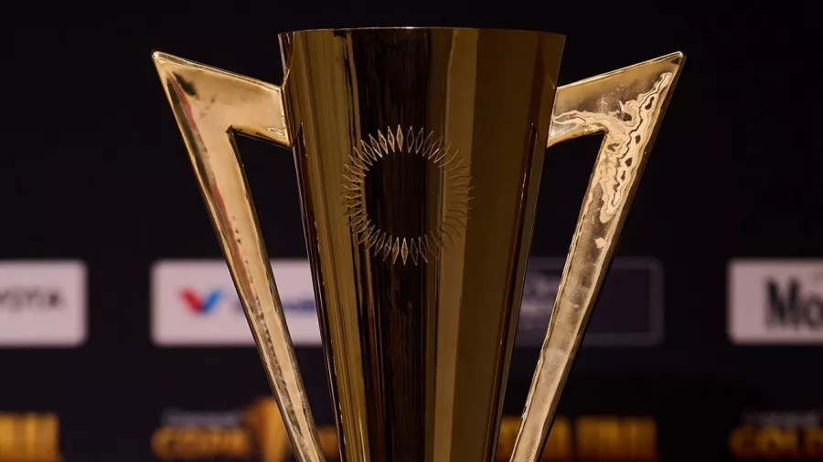 El trofeo de la Copa Oro de la CONCACAF está listo para ser entregado al ganador de la final entre México y Panamá.