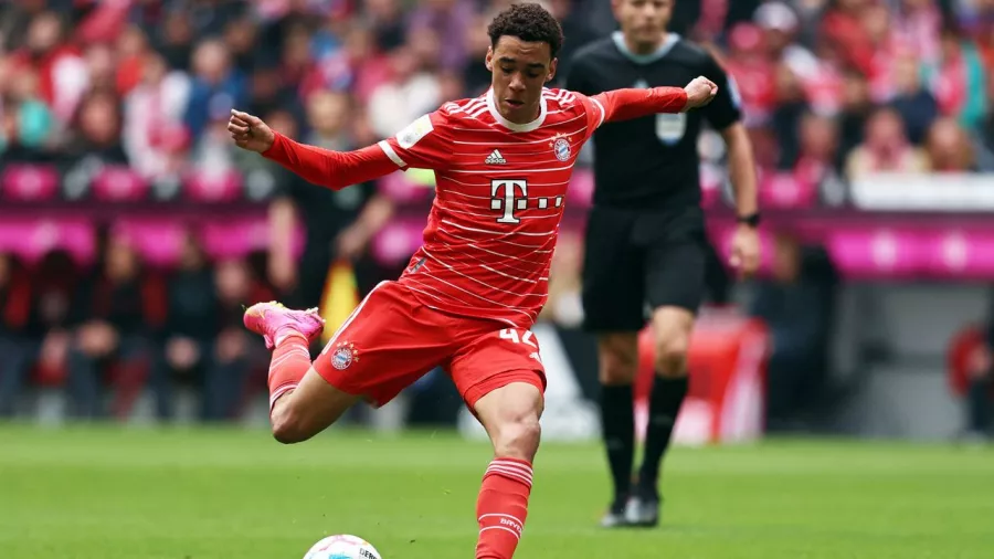 Mediocampista | Jamal Musial | Bayern Munich | 110 millones de euros