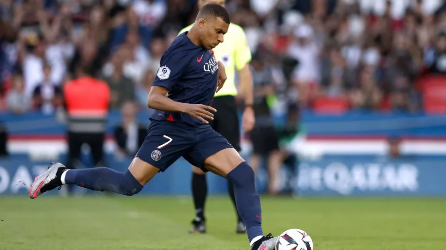 Delantero | Kylian Mbappé | Paris Saint-Germain | 180 millones de euros
