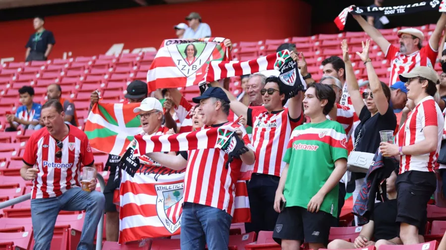 La afición de Athletic de Bilbao acudió a la cita para apoyar a 'Los Leones'