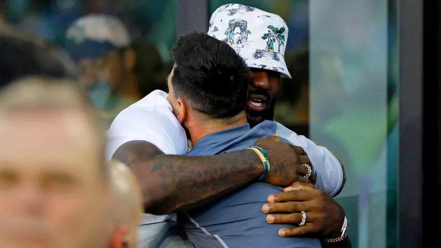 LeBron James le dio un abrazo de bienvenida a 'La Pulga'