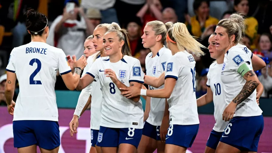 Inglaterra y Dinamarca sumaron los primeros tres puntos en la Copa del Mundo ganando por la mínima diferencia