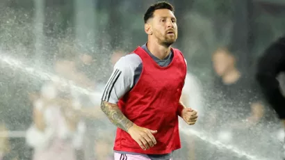 Lionel Messi inició en la banca en el partido ante Cruz Azul.