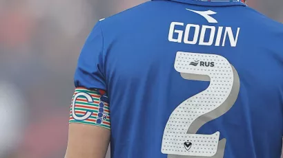 El defensa uruguayo Diego Godín se despidió este domingo del futbol y colgó sus botines tras la derrota de Vélez Sarsfield ante Huracán