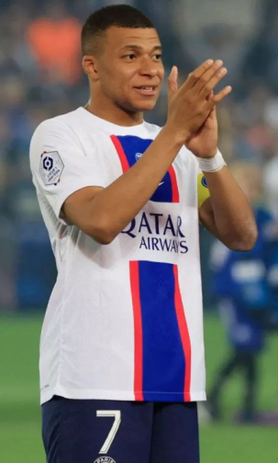 Paris Saint-Germain y Liverpool negociarían la cesión de Kylian Mbappé