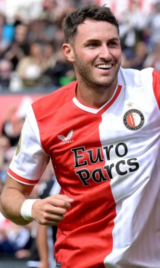 Santiago Giménez volvió con Feyenoord y lo hizo marcando ante Benfica
