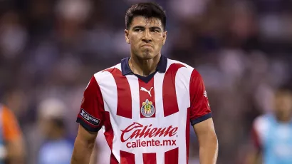 Alexis Vega, Víctor Guzmán y Erick Gutiérrez no se han entendido en Chivas