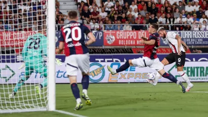 Olivier Giroud adelantó a Milan a los 11 minutos de la primera mitad