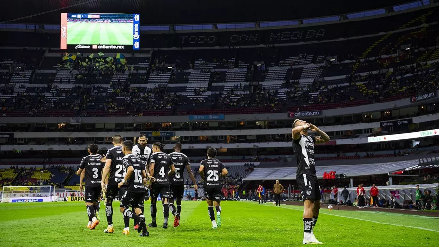Así se vivió el primer tiempo entre Águilas y Rayos en el Estadio Azteca.