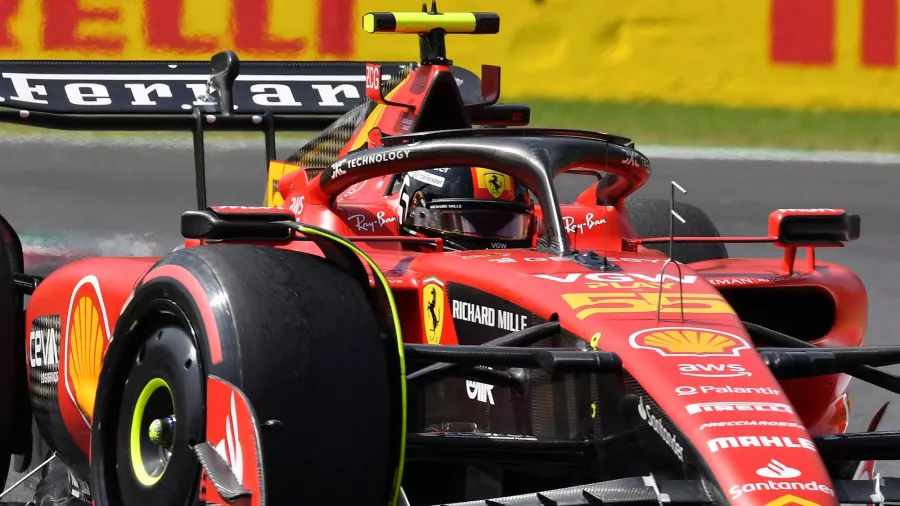 Carlos Sainz ganó la 'pole position' y Ferrari celebró en casa