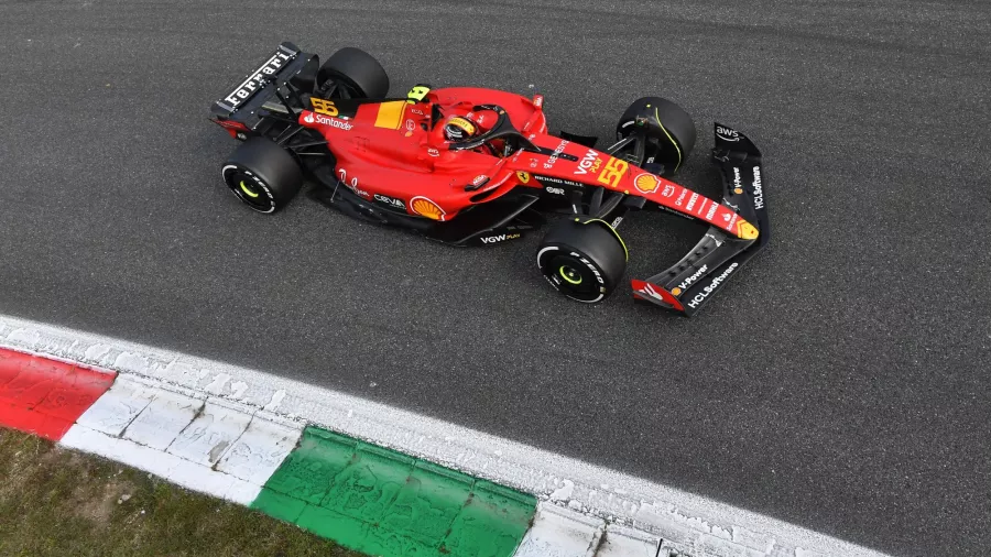 Carlos Sainz ganó la 'pole position' y Ferrari celebró en casa