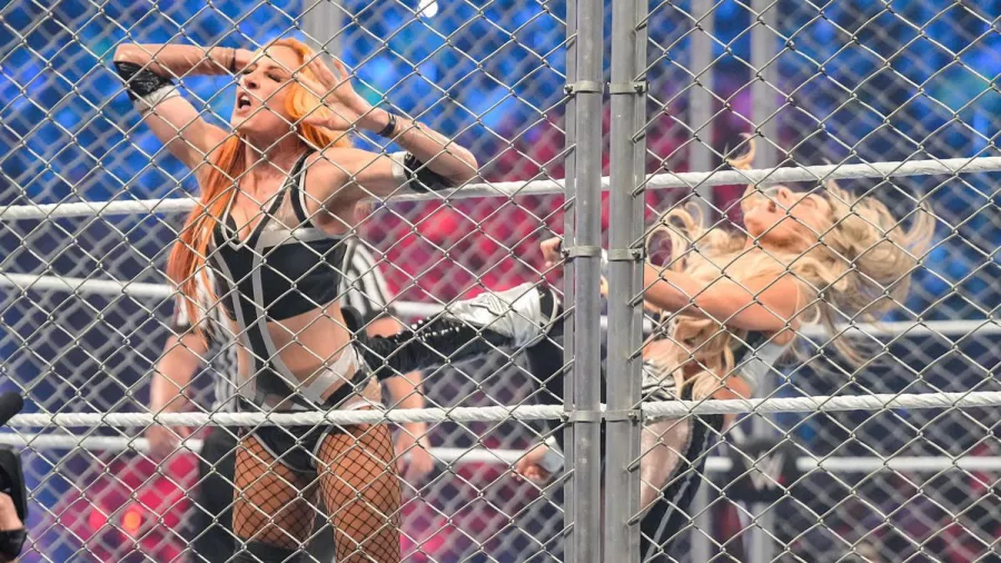 Becky Lynch y Trish Stratus protagonizaron el combate de la noche