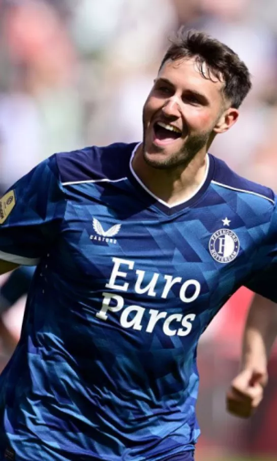 Santiago Giménez brilló con Feyernoord en la Eredivisie, pero salió lesionado