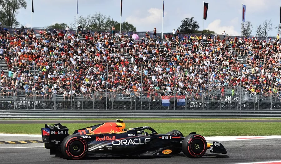 Las postales del histórico podio de Max Verstappen que compartió con 'Checo' Pérez