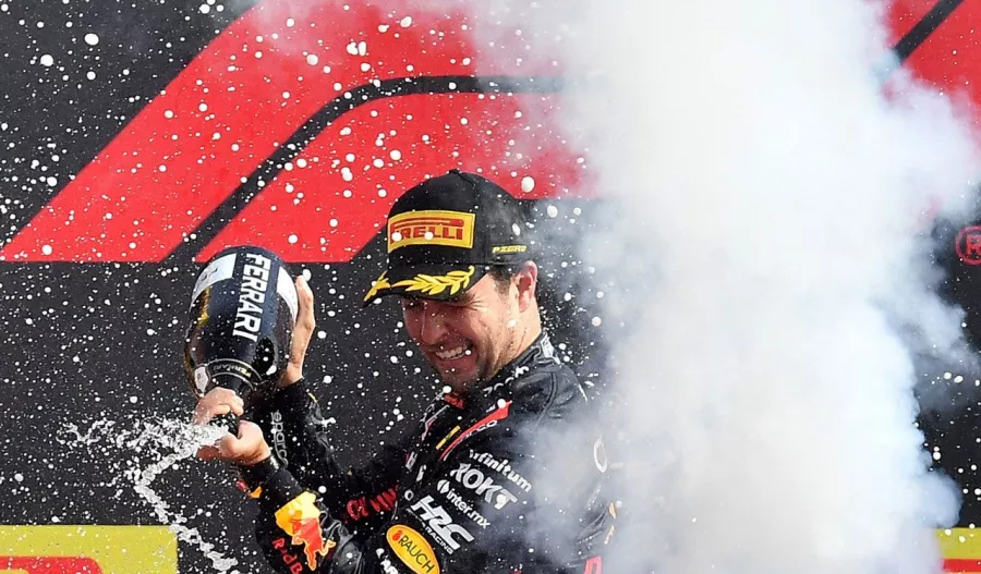 Las postales del histórico podio de Max Verstappen que compartió con 'Checo' Pérez