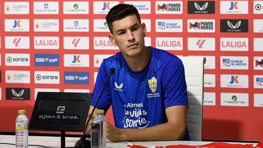 César Montes, refuerzo de Almería para la temporada 2022/23 fue presentado en su segundo día en el club.