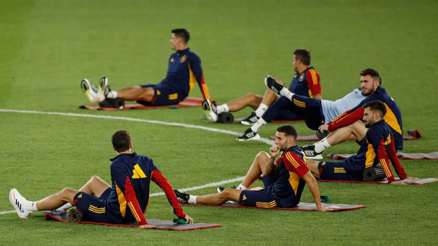 Insólito; España se entrena sin zapatos de futbol y sin guantes de arquero