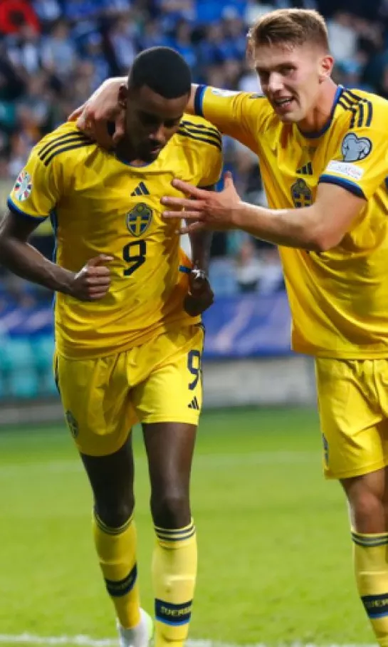 Suecia goleó a Estonia y no da por perdida la Eurocopa
