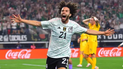 César Huerta celebró a lo grande su debut con gol en la Selección Mayor.