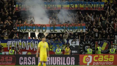 En una de las cabeceras de la Arena Nacional de Bucarest, un grupo mostró un cartel con la leyenda “Kosovo es Serbia”, trayendo a cuento el conflicto que ha existido entre ambas naciones y que desencadenó en la independencia de Kosovo, precisamente, de Serbia.