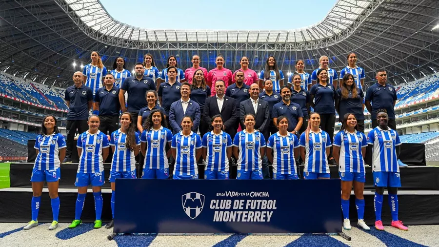 El equipo femenil también se fotografió en la cancha del Estadio BBVA, por mucho el más impresionante de la Liga MX,