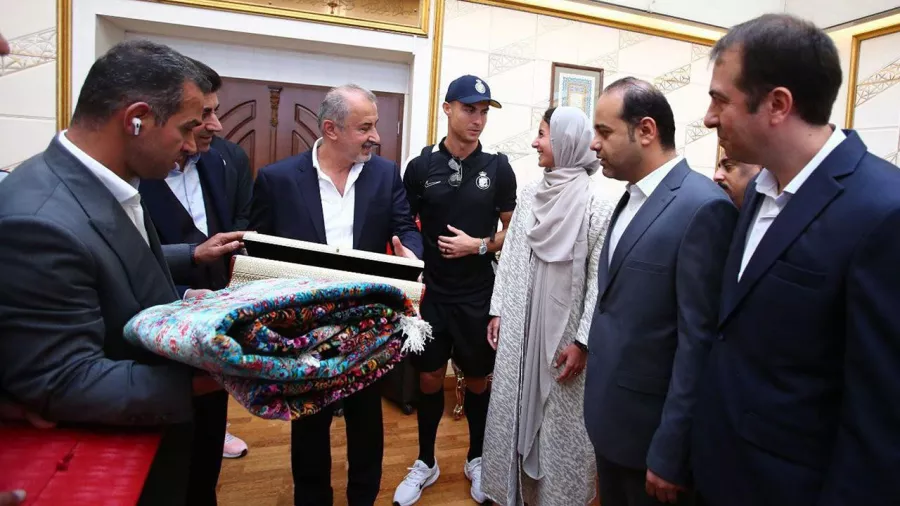 El peculiar regalo que le dieron a Cristiano Ronaldo en Irán