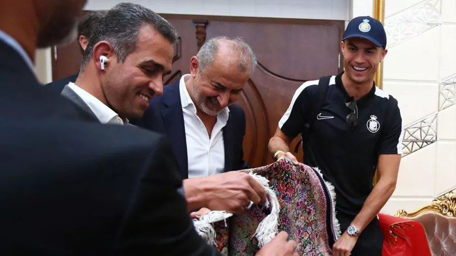 El peculiar regalo que le dieron a Cristiano Ronaldo en Irán