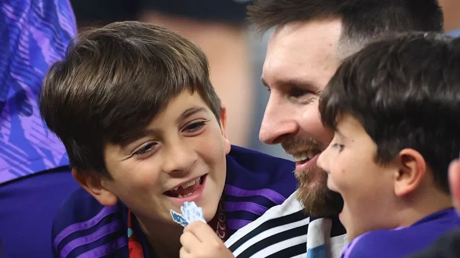 Messi como padre: “A los tres les encanta, les gusta mucho el futbol. Crecieron con eso y desde que nacieron han convivido con esto. Creo que soy buen padre, intento inculcar a mis hijos los valores que me enseñaron a mí”