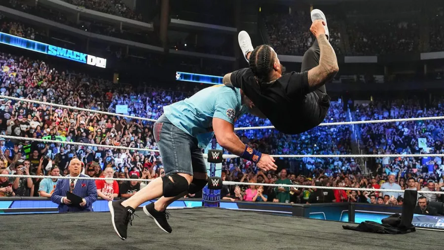 Brutal ataque de The Bloodline contra John Cena y A.J. Styles