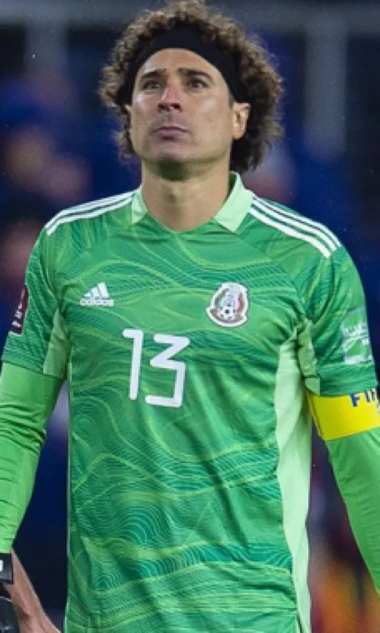 Johan Vásquez y Guillermo Ochoa se acercan al descenso en Serie A