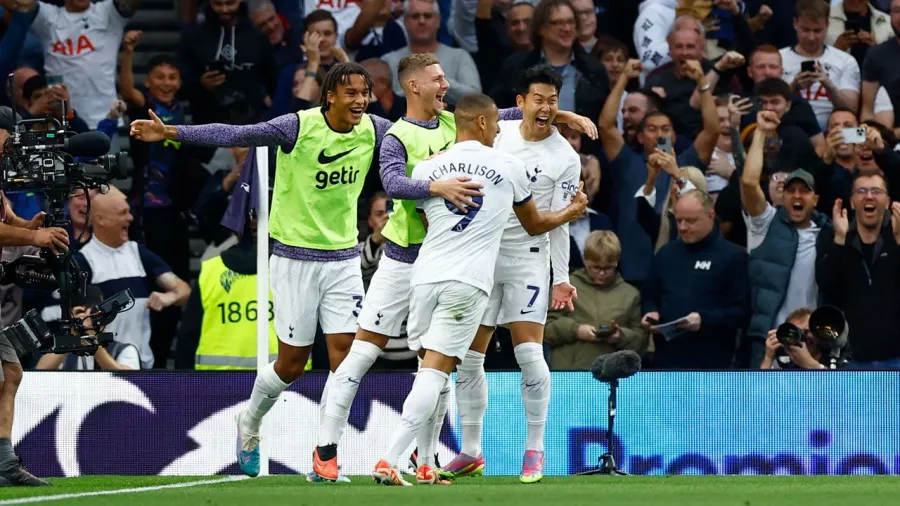 Tottenham aprovecha un autogol de Liverpool para soñar en la Premier League