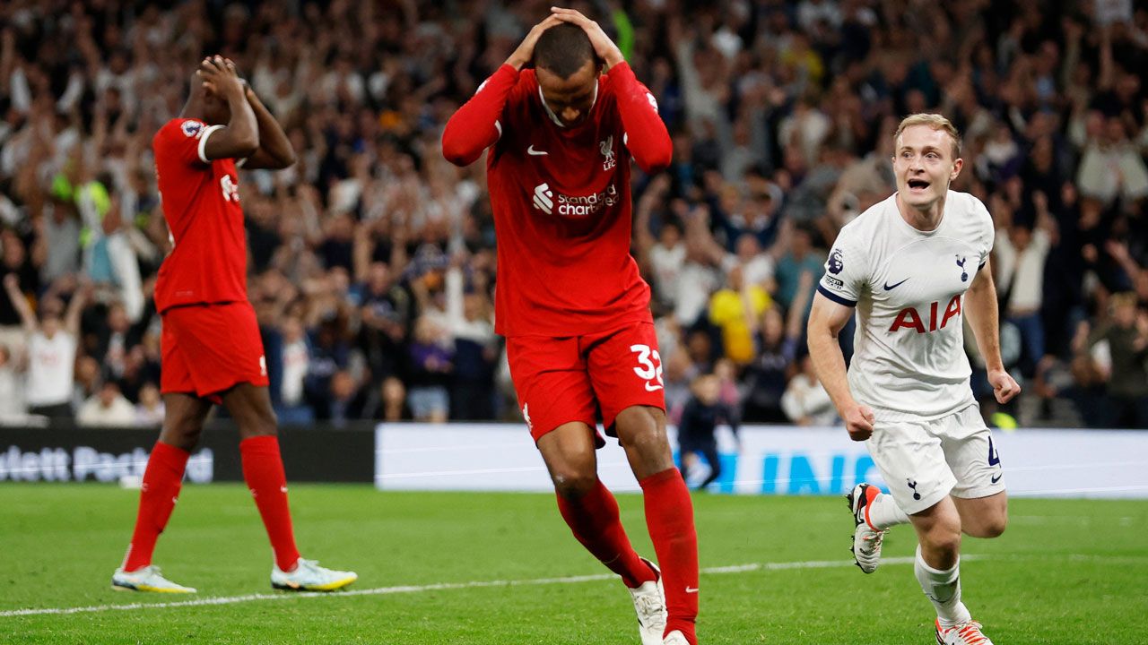 Tottenham aprovecha un autogol de Liverpool para soñar en la Premier League