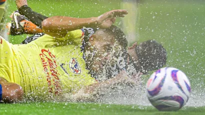 En medio de una fortísima lluvia en el Estadio Azteca, las Águilas iban 2-0 a los 60 minutos.