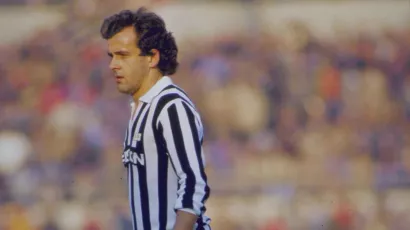 Michel Platini, 32 años: jugaba para la Juventus, disputó su último partido el 17 de mayo de 1987 ante Brescia; sin embargo, el 27 de noviembre de 1988 jugó 20 minutos con la Selección Kuwaití a pedido expreso del Emir. 