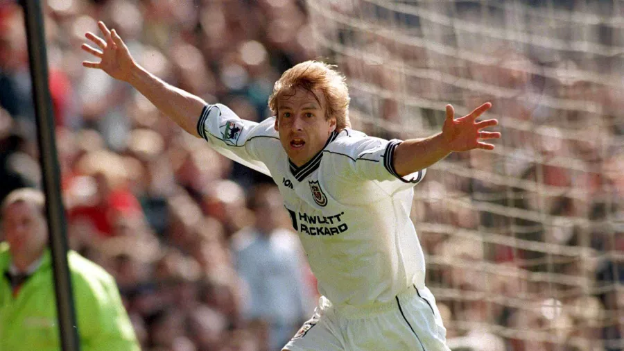 Jurgen Klinsmann, 33 años: jugaba para el Tottenham, disputó su último partido a nivel clubes el 10 de mayo de 1998, ante Southampton, y con la Selección Alemana el 4 de julio de 1998 frente a Croacia (cuartos de final del Mundial).
