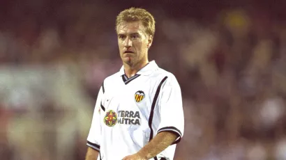 Didier Deschamps, 32 años: jugaba para el Valencia, disputó su último partido el 18 de mayo de 2001 ante Athletic de Bilbao.