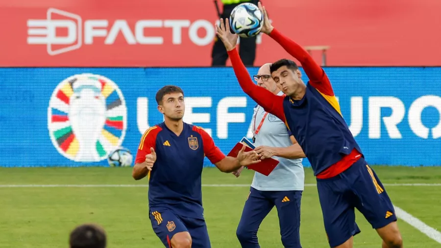Álvaro Morata jugó con las manos como si fuera portero