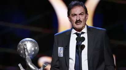 Ricardo La Volpe, quien mejor ha hecho jugar a la Selección Mexicana, también fue investido.