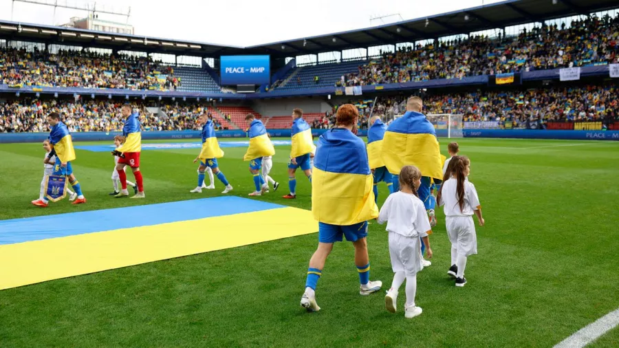 Ucrania jugó como local en la República Checa, los futbolistas salieron envueltos con la bandera de su país a la espalda