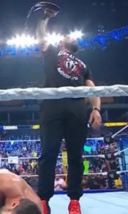 Roman Reigns volvió a SmackDown en plan destructor