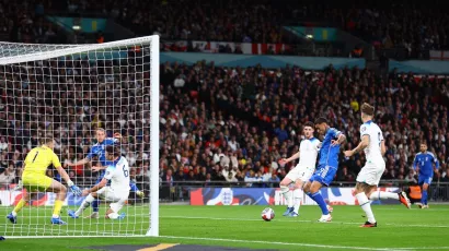 Gianluca Scamacca se estrenó con la Selección Italiana en Wembley