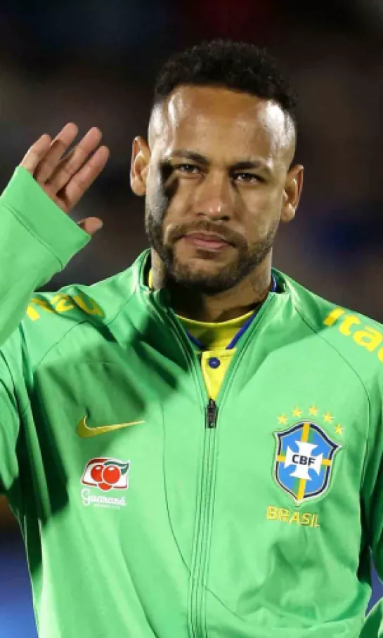 Neymar salió en muletas del Estadio Centenario