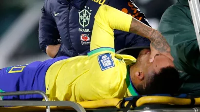 Neymar salió del campo tras pisar mal en una disputa del balón con Nicolás Cruz, autor de uno de los goles.