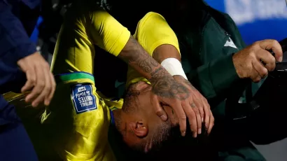 Muy afectado, Neymar fue retirado en camilla al 45'+2.